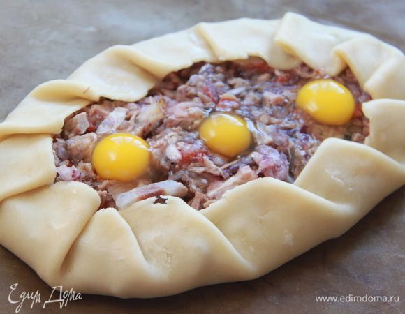 Из обрезанных остатков можно сделать украшение на пирог или приготовить  мини-пирог. У меня получился открытый пирог с мясом, луком, томатом и перепелиными яйцами)))