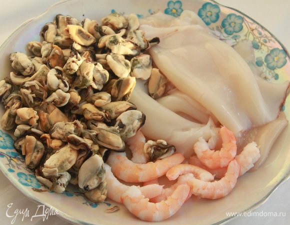 Начнем с начинки. Морских обитателей разморозить, вымыть, очистить от пленки, волосков, панцирей и пр.