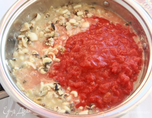 Добавить томаты (без шкурки, мелко нарезанные), посолить, добавить сахар, поперчить (количество соли-сахара регулируйте на свой вкус!). Тушить под крышкой на слабом огне 40 минут. После готовности рагу остудить.