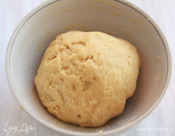 Замесить тесто. Положить тесто в пакет/плёнку. Оставить на 30 минут при комнатной температуре.