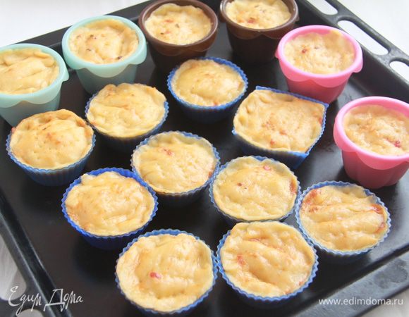 Верх пирожков смазать оставшейся жидкостью от рагу.