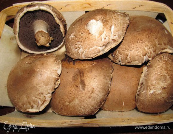 Подготовить большие шампиньоны. Мне нравятся большие, коричневые.Но можно использовать и простые,белые и маленькие. Соответственно по времени подольше и работа ювелирнее.