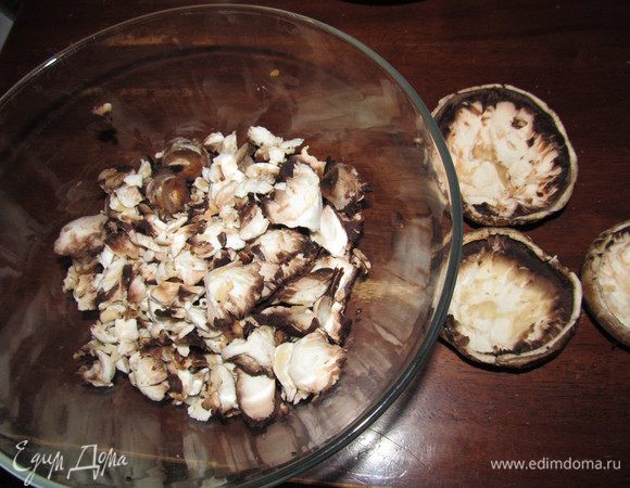 Грибы помыть, ножку снять и выбрать аккуратно середину. Всё, кроме коричневой бахромы, собираем в отдельную мисочку.