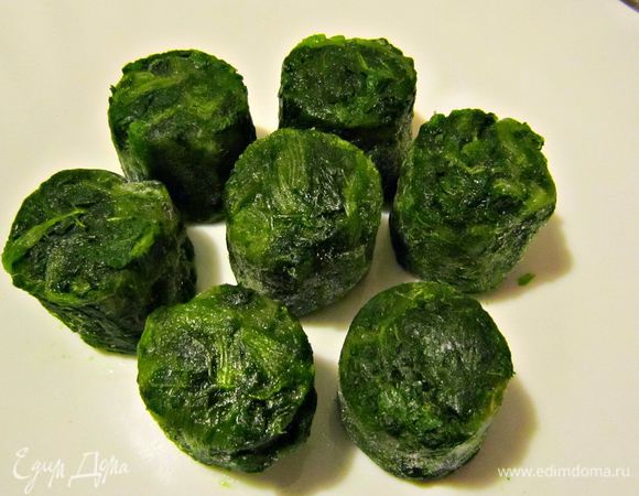 Тем временем разморозить шпинат. 