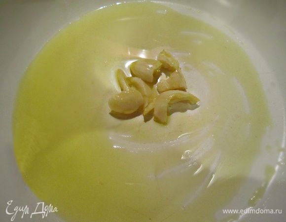 В сковороде нагреть оливковое масло. Зубчик чеснока раздавить тыльной стороной ножа и 2 мин обжарить в масле до размягчения. Вынуть чеснок.