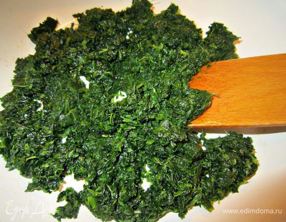 На полученном чесночном масле потушить шпинат около 3 мин, постоянно помешивая.