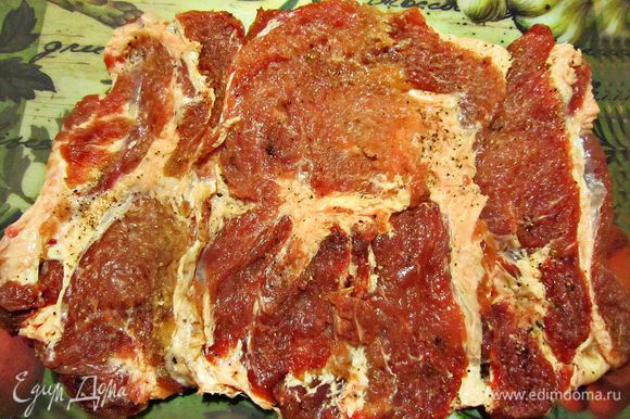 Куски мяса разложить внахлёст в виде прямоугольника.