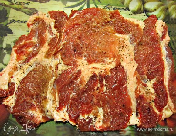 Куски мяса разложить внахлёст в виде прямоугольника. 