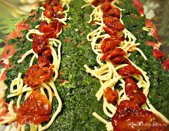 Сверху выложить шпинат, спагетти, вяленые помидоры.