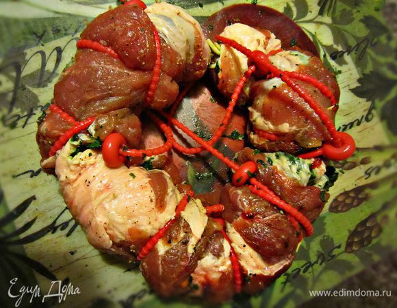 Свернуть в рулет (или 2-3 рулета, как вам удобнее), закрепить жгутами.