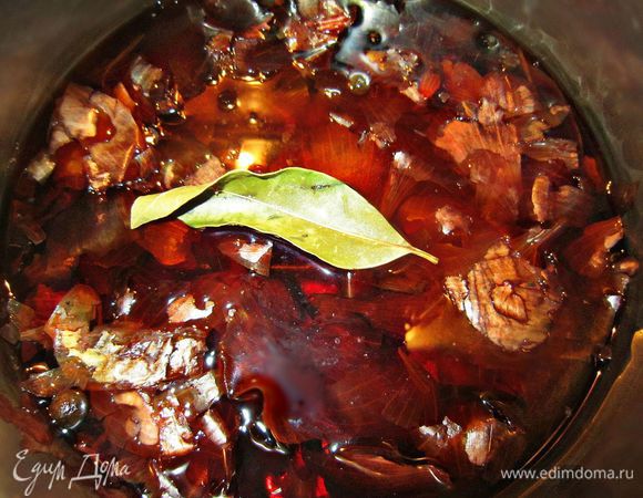 Луковую шелуху хорошо промыть в горячей воде.  Залить водой и дать прокипеть 5 мин. Добавить горошины душистого перца, лавровый лист, туда же добавить луковицу целиком и прокипятить ещё 5 мин, лавровый лист вынуть. 