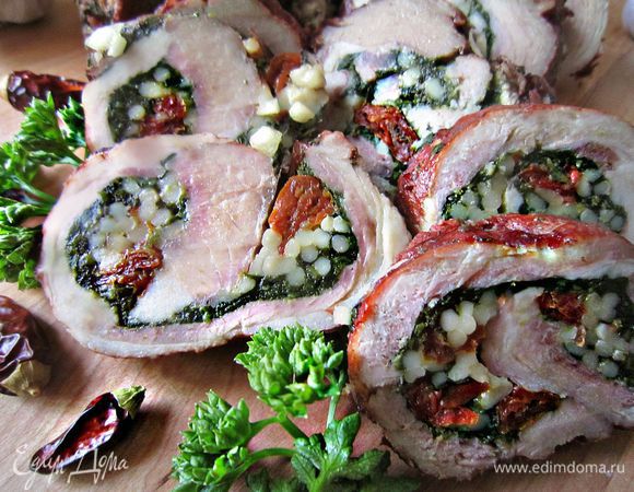 С готового рулета снять жгуты, нарезать на порционные кусочки. 