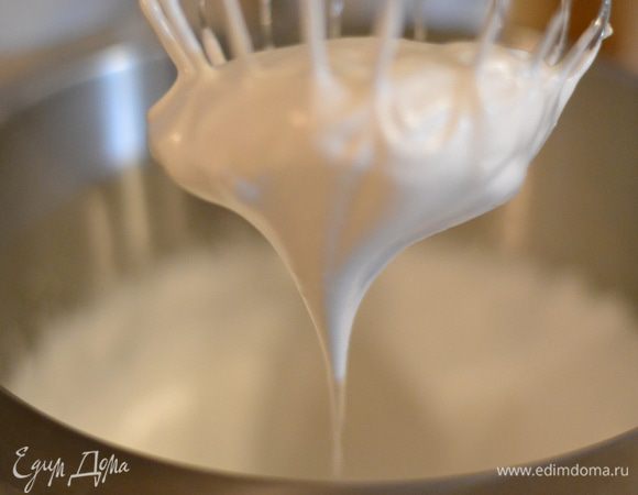 Готовим печенье савоярди. Включить духовку на 180°С. Взбить белки с лимонным соком и сахаром до устойчивых пиков. Взбивать около 10 минут, как на меренгу, чтобы белки при вымешивании ни в коем случае не осели!