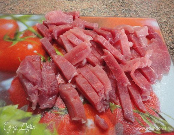 Мясо нарезать брусочками. Лук – мелкими кубиками. 