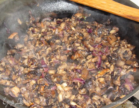Сердцевину и ножки измельчить.На сковороде в разогретом масле обжариваем нарезанный лук,добавляем измельченные грибы, перемешиваем и обжариваем. Выключаем огонь и на время оставляем грибы остывать.
