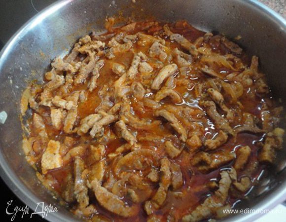 В сковороде разогреть масло (1 ст. ложки) и обжарить мясо до небольшой румяной корочки, чтобы испарилась влага. Добавить лук, посолить и обжарить до прозрачности. Всыпать розмарин, добавить томатный соус, развести горячей водой, довести до кипения и готовить на медленном огне до готовности.