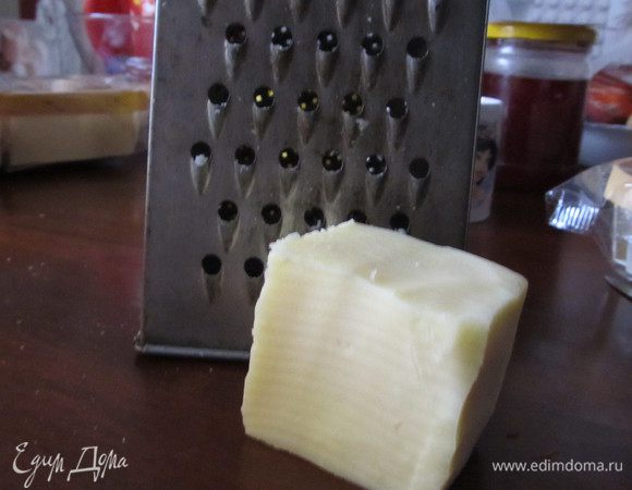 Яйца отвариваем в крутую. Натираем сыр.