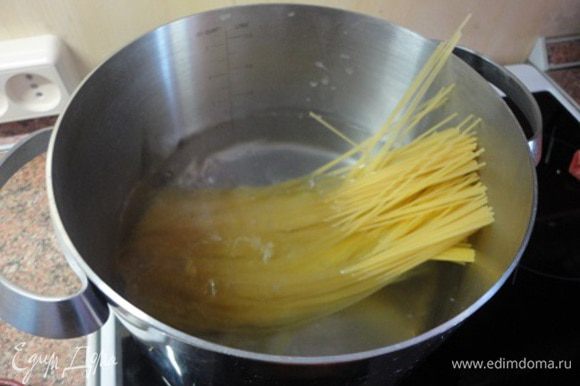 В отдельной сковороде разогреть 2 ст. ложки масла, выложить нашинкованную морковь, добавить эстрагон, перемешать и выключить плиту, оставив морковь в горячей сковороде. Отварить спагетти, слить воду и смешать с 1 ст. ложкой оливкового масла.