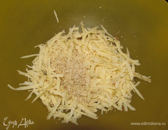 К сыру добавляем натёртый грецкий орех.
