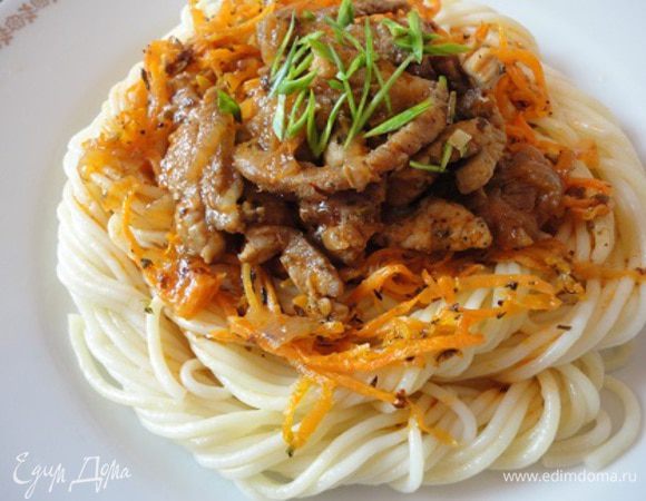 Выложить на тарелку в форме гнезда и в середину поместить вначале морковь, затем мясо. Украсить зеленью. Такой способ укладки спагетти пришлось изобретать по просьбе мужа, он не любит длинные спагетти, а ломать их - это уже не спагетти, а вермишель. А свернутые в жгутик, они легко режутся ножом. Что не придумаешь для любимого мужа!