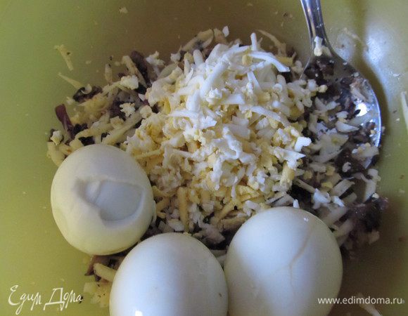 Туда же натираем или выдавливаем чеснок.Добавляем натёртые варёные яйца и уже остывшие грибы.