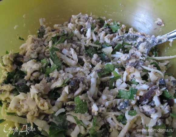 К полученной массе добавляем нарубленную зелень.