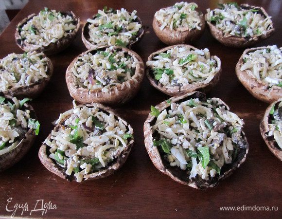 Смесью заполняем грибы.