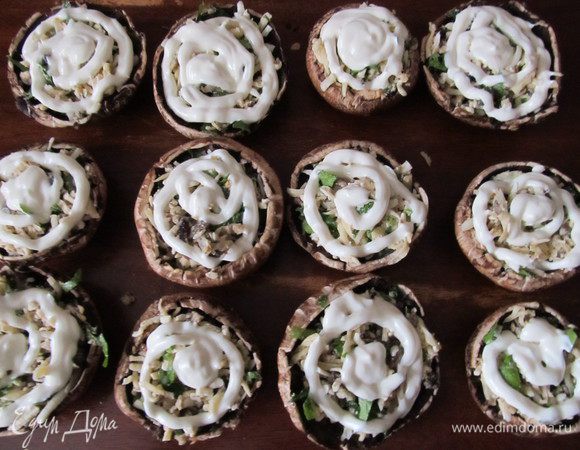 Майонезом покрывает каждый грибочек.