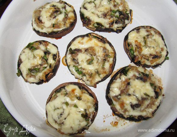 В предварительно разогретую духовку ставим наши грибочки на 15-20 минут при 180 градусах. И вуаля, грибы готовы! Грибы хороши и с рисом, и под соусом (грибным например), и со свежим салатиком.Вкусно как горячее так и холодная закуска.