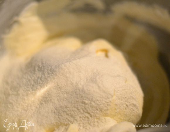 Добавить просеянную муку, аккуратно перемешать до однородности.