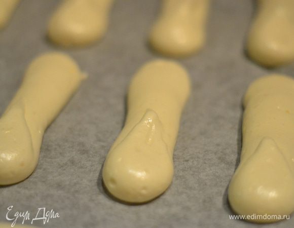 Отсадить из кондитерского мешка палочки небольшого размера. 