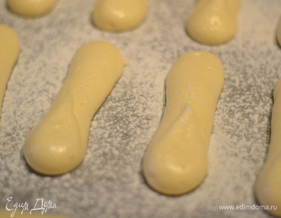 Посыпать их сахарной пудрой и выпекать около 15 минут до золотистого цвета.