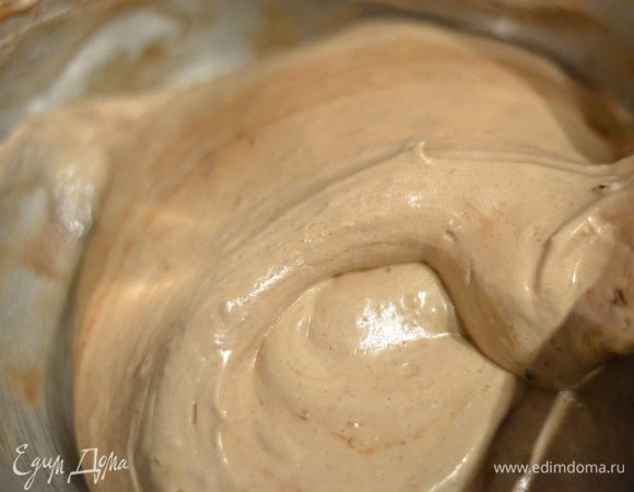 Готовим шоколадный бисквит. Форма диаметром 16 см. Взбить белки с лимонным соком и сахаром до устойчивых пиков, как на меренгу. Взбивать около 10 минут. Вилкой взбить желтки и добавить ко взбитым белкам, перемешать до однородности. Просеять отдельно муку с какао-порошком, добавить к яйцам и перемешать.