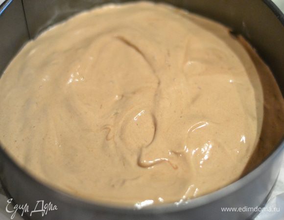 Вылить тесто в форму, застеленную пергаментом, выпекать при температуре 180°С около 35 минут до сухой палочки.