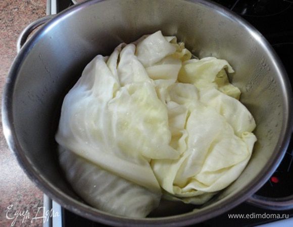 Листья капусты залить крутым кипятком, накрыть крышкой и отставить.