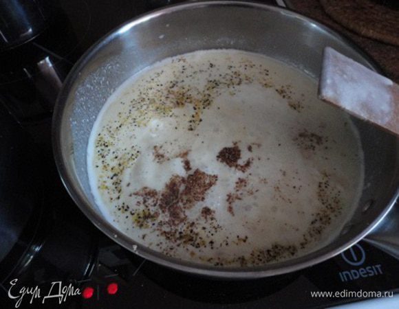 Приготовьте соус: растопите в сковороде масло, всыпьте муку и постепенно, помешивая, влейте теплое молоко. Поперчите, добавьте мускатный орех. Несколько минут проварите, не переставая помешивать. Добавьте 5 ст. ложек натертого сыра. Попробуйте на соль. Перемешайте и уберите с огня.