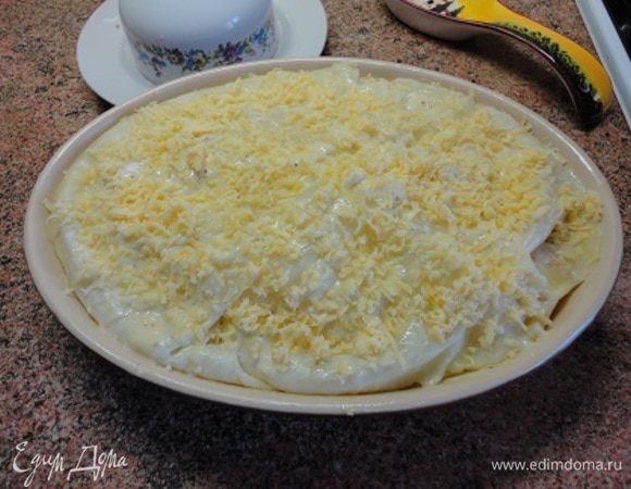 У капустных листьев срежьте утолщения и выстелите ими дно формы, предварительно смазанное маслом. Сверху выложите фарш, полейте соусом, посыпьте сыром, снова слой капусты, фарш, соус и сыр. И так, пока не закончатся продукты. Верхний слой — капуста. Полейте соусом и посыпьте сыром.