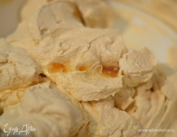 К сливкам добавить маскарпоне, амаретто или ром, венчиком перемешать до однородности, мешать не долго!