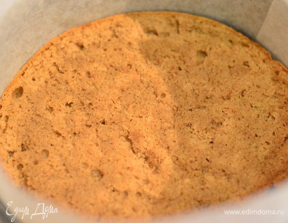 Разрезать бисквит на 2 части, вторую часть отдать детям или спрятать в морозилку для отделки боков следующего тортика. Выложить половину бисквита в разъемную форму, бока формы застелить пергаментом. Пропитать бисквит пропиткой из кофе, сливок, ликера или рома. Для пропитки в кипяченую воду добавить кофе, сахар, сливки, ром, перемешать.