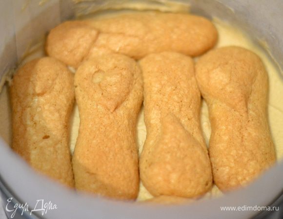 Выложить слой крема. Быстро обмакнуть печенье (домашнее печенье быстрее впитывает в себя влагу, но оно такое вкусное) в пропитку и выложить его на крем. На печенье выложить остальной крем, на него — пропитанное савоярди. Отправить тортик в холодильник до застывания крема.