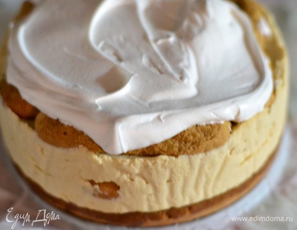 Украсить торт взбитыми сливками (я украсила обычными кондитерскими сливками).