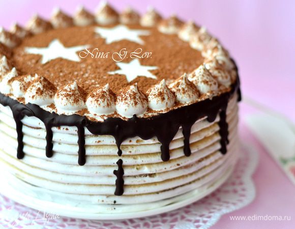 Какао-порошком, растопленным шоколадом.