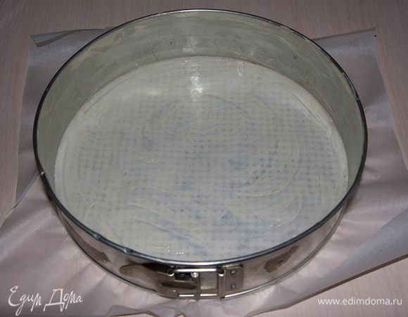 Форму для тортов выстелить пергаментом и смазать сливочным маслом.