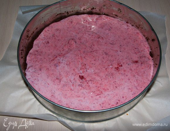 Часть клубники измельчить и смешать со сметаной, сахаром и приготовленным желатином. Затем вылить на печенье.