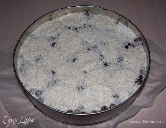 Зефир порезать вдоль и выложить в форму. Засыпать шоколадные шарики и кокосовую стружку.