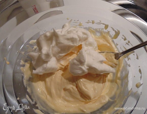 Отделить белки от желтков. Желтки взбить с сахаром, добавить маскарпоне, перемешать. Белки взбить в крепкую пену, добавить к желткам и аккуратно перемешать.