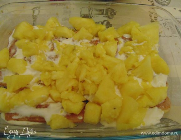 Собрать тирамису: выложить в форму печенье первым слоем, на печенье кисточкой нанести ликер, затем крем и фрукты. 