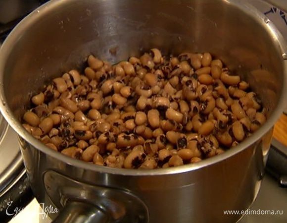 Фасоль отварить согласно инструкции на упаковке.