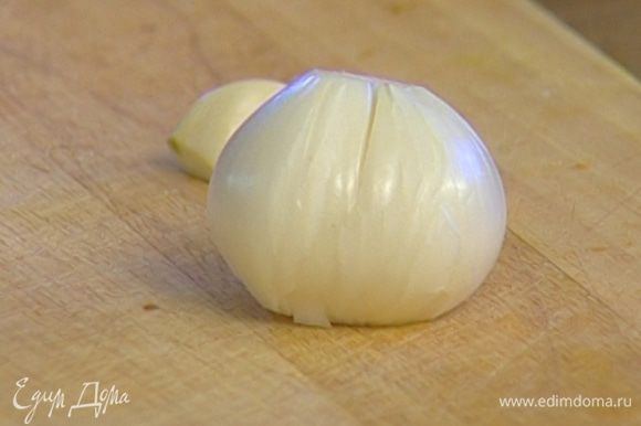 Для бульона с чечевицей почистить половину луковицы и зубчик чеснока.