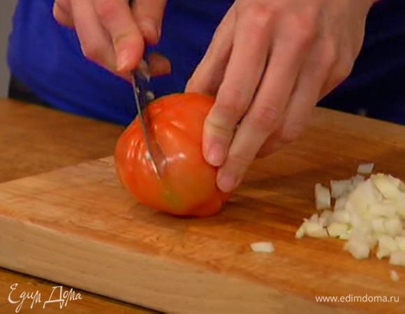 На помидоре сделать крестообразный надрез.